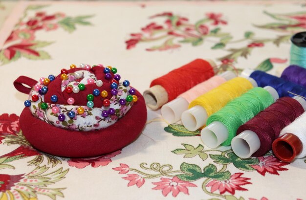 haftowany wzór na tkaninie